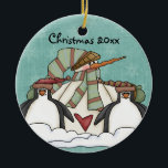 Laat het Ornament Snowman Keepomwille Sneeuwen<br><div class="desc">Sneeuwmannen en pinguïns met een blauwgroen hemel en zachte sneeuwvlokken die vallen met een gebied dat je je kunt personaliseren met het huidige jaar op een porseleinen keepastisch ornament dat je zeker nog jarenlang zult koesteren.</div>