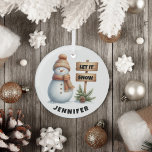 Laat het Sneeuw Gezellige Winter Sneeuwman Custom  Glas Ornament<br><div class="desc">Omarm de magie van de winter met onze heerlijke Snowman Christmas Ornament! Met een schattige sneeuwman gekleed in een gezellig pet en sjaal, zal dit betoverende stuk zeker een glimlach op je gezicht toveren. Naast hem staat een charmant bord met de tekst "Let it Snow", omringd door weelderige groenblijvende takken...</div>