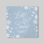 Laat het sneeuwblauw-wintersneeuw-typografie canvas afdruk<br><div class="desc">Het elegante winterseizoensgebonden ontwerp van de canvas is voorzien van "Laat het sneeuwen"-design in een prachtig wit script dat geschreven is met een moderne sneeuwvlokgrens. De stoffige blauwe achtergrondkleur kan worden aangepast om te coördineren met uw vakantiedecor.</div>