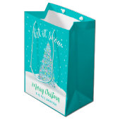 Laat het sneeuwen Blauwgroen Aqua kerstboom vakant Medium Cadeauzakje (Voorkant Gekanteld)