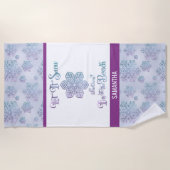 Laat het Sneeuwen–Grappig Kerststrand Paars Strandlaken (Voorkant)