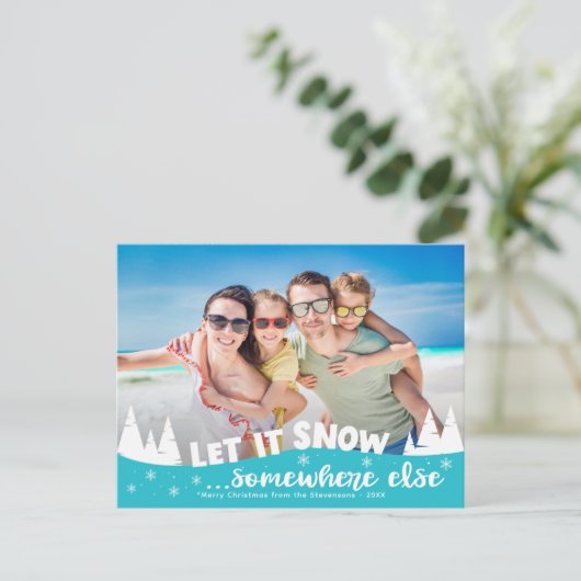 Laat het sneeuwen met een grappig vakantiestrand k feestdagenkaart (Staand voorkant)