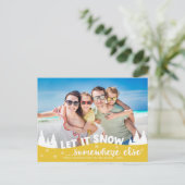 Laat het sneeuwen met grappige vakantiestranspaske feestdagenkaart (Staand voorkant)