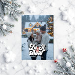 "Laat het sneeuwen" Retro Christmas Photo Collage Feestdagenkaart<br><div class="desc">Vier het seizoen met gezellige vibes en een speelse retro twist! Deze "Let It Snow"-vakantiepas heeft een volledig fotofront met groovy letters en een schattige sneeuwpop. De achterkant bevat een collage van vier vierkante foto's - perfect voor het delen van uw favoriete familiemomenten. Met zijn nostalgische charme en vrolijk ontwerp...</div>