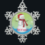 Laat het sneeuwen! Sneeuwman met kerstmuts Tin Sneeuwvlok Ornament<br><div class="desc">Dit kleine sneeuwvlok kerstversiering heeft een schattige sneeuwpop met een kerstmuts en sneeuwvlokken op de achtergrond. Dit ornament is zeer kleurrijk met blauw, limoengroen en rood, en de tekst is aanpasbaar.</div>