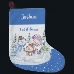 Laat het Snow Happy Snowman Family Blue Grote Kerstsok<br><div class="desc">Een persoonlijke kerststop met een sneeuwscène op blauwe en sneeuwachtergrond. Dit leuke ontwerp van de waterverf kenmerkt een gelukkige familie van sneeuwpoppen en kerstbomen en je kunt je personaliseren met een naam.</div>