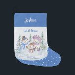 Laat het Snow Happy Snowman Family Blue Grote Kerstsok<br><div class="desc">Een persoonlijke kerststop met een sneeuwscène op blauwe en sneeuwachtergrond. Dit leuke ontwerp van de waterverf kenmerkt een gelukkige familie van sneeuwpoppen en kerstbomen en je kunt je personaliseren met een naam.</div>
