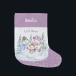Laat het Snow Happy Snowman Family Lavender sneeuw Grote Kerstsok<br><div class="desc">Een persoonlijke kerststop met een sneeuwsneeuwscène op lavender- en sneeuwachtergrond. Dit leuke ontwerp van de waterverf kenmerkt een gelukkige familie van sneeuwpoppen en kerstbomen en je kunt je personaliseren met een naam.</div>