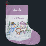 Laat het Snow Happy Snowman Family Lavender sneeuw Grote Kerstsok<br><div class="desc">Een persoonlijke kerststop met een sneeuwsneeuwscène op lavender- en sneeuwachtergrond. Dit leuke ontwerp van de waterverf kenmerkt een gelukkige familie van sneeuwpoppen en kerstbomen en je kunt je personaliseren met een naam.</div>