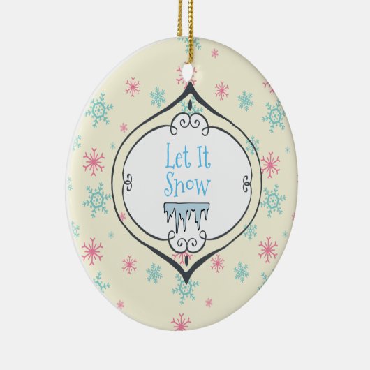 Laat het Snowflakes van kerst met sneeuw sneeuwen Keramisch Ornament (Rechts)