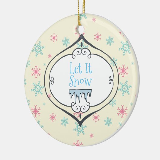 Laat het Snowflakes van kerst met sneeuw sneeuwen Keramisch Ornament (Links)