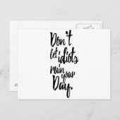 Laat Idiots je dagelijkse zwarte witte citaat niet Briefkaart (Voorkant / Achterkant)