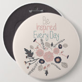 Laat je elke dag inspireren door roze bloemen ronde button 6,0 cm (Voorkant /achterkant)