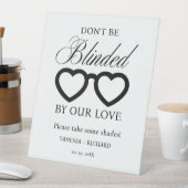 Laat je niet verblinden door onze liefde trouwbril reclamebord met voetstuk (Insitu)