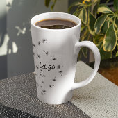 Laat los, dandelionzaad dat in de wind stroomt latte mok