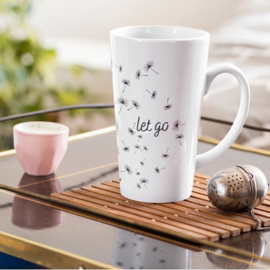 Laat los, dandelionzaad dat in de wind stroomt latte mok