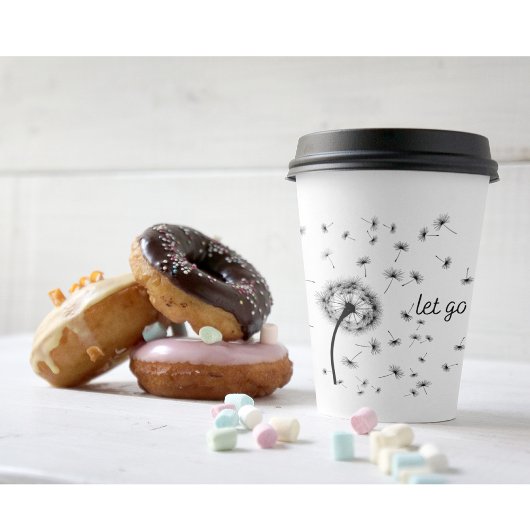 Laat los, dandelionzaad dat in de wind stroomt papieren bekers