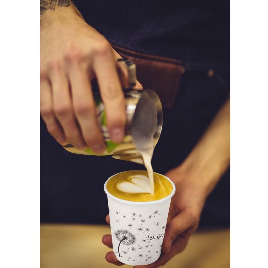 Laat los, dandelionzaad dat in de wind stroomt papieren bekers