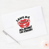 Laat me alleen, ik ben Crabby Ronde Sticker (Envelop)