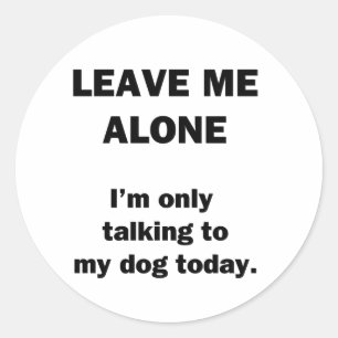 Laat me alleen. Ik praat alleen met mijn hond vand Ronde Sticker
