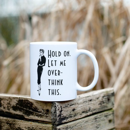 Laat me dit idee met overdenkende dame overdenken koffiemok