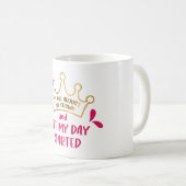 Laat me mijn kroon aanpassen en mijn dag beginnen koffiemok (Voorkant rechts)