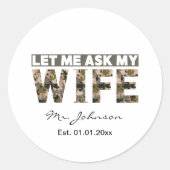 Laat me mijn vrouw vragen grappig gepersonaliseerd ronde sticker (Voorkant)