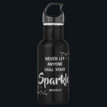 Laat nooit iemand je spaarwater optrekken waterfles<br><div class="desc">Laat nooit iemand je glinsterende gepersonaliseerde naam,  waterfles,  perfect voor wanneer je past,  gymsessie,  lopen,  joggen,  training,  sport,  picnica op het park of het strand en tijdens het werk. Het doopvonttype,  de grootte en de kleur kunnen worden veranderd door op de pas verdere verbinding na het personaliseren te klikken.</div>