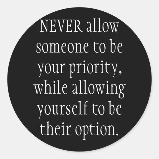 Laat nooit iemand jouw prioriteit zijn, terwijl... ronde sticker (Voorkant)