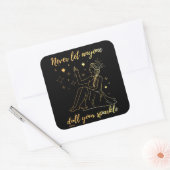 LAAT NOOIT IEMAND UW SPARKLE-inspirerend VERLATEN Vierkante Sticker (Envelop)