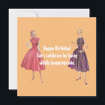 Laat ons ongeschikte Funny Retro Birthday Flat Kaart<br><div class="desc">Grappig retro het ontwerp van de verjaardagskaart kenmerkt twee vrouwen van de 1950 op oranje achtergrond met witte "Happy Birthday". Laten we het vieren door oneigenlijke" aanpasbare tekst te zijn.</div>