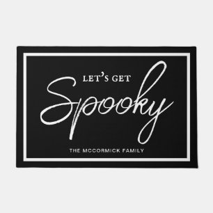 Laat ons Spooky Modern Script Monogram Halloween k Deurmat