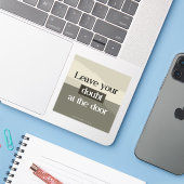 Laat twijfel aan de deur - Bijbelvers Sticker (Laptop met iPhone)