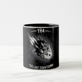 Laatste aftelling YR4 asteroïde Tweekleurige Koffiemok (Center)