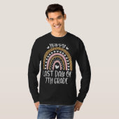 Laatste dag van 7e klas Rainbow Teacher Student Af T-shirt (Voorkant volledig)