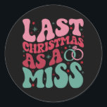 Laatste kerst als Miss Funny Christmas Bride Eng Ronde Sticker<br><div class="desc">Laatste kerst als Miss Funny Christmas Bride Verloving</div>