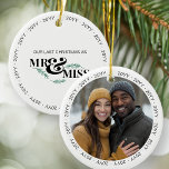 Laatste kerst als Mr en Miss Verloving Foto Keramisch Ornament<br><div class="desc">Betrokken paar ornament, met het jaar herhaald rond de rand. Dubbelzijdig ornament met je verloving foto of paar foto aan de ene kant en "onze laatste kerst als meneer en mevrouw aan de andere kant. Mooi kerstcadeau of winter huwelijksdouche cadeau voor een paar te wijten aan trouwen het volgende jaar....</div>