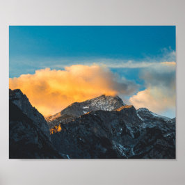 Laatste licht op bergen voor zonsondergang poster