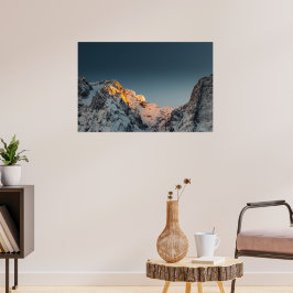 Laatste licht voor zonsondergang op bergen poster