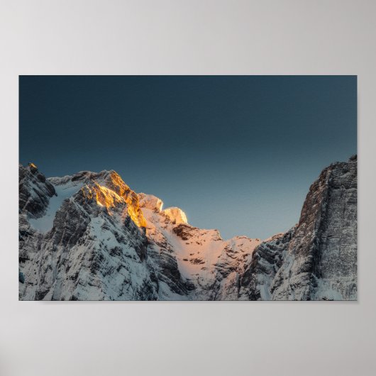 Laatste licht voor zonsondergang op bergen poster (Voorkant)