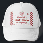 Laatste plak pizza vrijgezellenweekend feest trucker pet<br><div class="desc">Vier de liefde bij de eerste plak met onze laatste plak van de Single Life bachelorette collectie! Van cheesy-schattige uitnodigingen tot saucy borden, games en decor, deze pizza-perfecte set heeft alles wat je nodig hebt om een leuke, smaakvolle uitzending voor de bruid-to-be te gooien. In de korst vertrouwen we! #zazzlemade...</div>