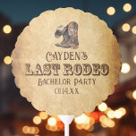 Laatste Rodeo Cowboy Grunge Brown vrijgezellenfees Ballon<br><div class="desc">Ze roepen alle cowboys op om de laatste rodeo van hun zuidelijke vriend te vieren. Een bruin paar cowboylaarzen en pet zitten bovenop een grunge vervaagde perkament-achtige feestballon voor een leuke tijd met je westerne vrienden uit het land. Een cool wild west thema vrijgezellenfeest.</div>