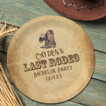 Laatste Rodeo Cowboy Grunge Brown vrijgezellenfees Papieren Bordje<br><div class="desc">Ze roepen alle cowboys op om de laatste rodeo van hun zuidelijke vriend te vieren. Een bruin paar cowboylaarzen en pet zitten bovenop een grunge vervaagd perkament-stijl partypapier-bord voor een goede tijd met je westerne vrienden uit het land. Een cool wild west thema vrijgezellenfeest.</div>