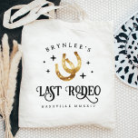 Laatste Rodeo Hoefijzers vrijgezellenfeest Tote Bag<br><div class="desc">Welkom vrienden op uw disco cowgirl of western thema vrijgezellenweekend met deze schattige gepersonaliseerde canvas tassen. Het ontwerp is voorzien van een paar hoefijzers geflankeerd door retro disco-achtige sterren met "last rodeo" eronder. Voeg jouw namen,  locatienaam en het jaar toe.</div>