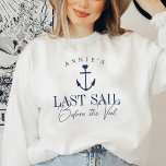 Laatste Sail voor de Veil Nautical Bachelorette Trui<br><div class="desc">Blijf gezellig op je vrijgezellenfeest met deze schattige gepersonaliseerde sweatshirts. Het ontwerp toont een marineblauwe scheepsillustratie met daarboven een klein hart, met daaronder twee regels aangepaste tekst, afgebeeld met "Last Sail Before the Veil". Voeg de naam van de bruid gebogen over de bovenkant. Kleuren kunnen worden aangepast aan uw voorkeurskleuren...</div>