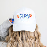 Laatste toast op de kust Aperol Spritz Bachelorett Trucker Pet<br><div class="desc">De "Last Toast on the Coast Aperol Spritz" is een levendige vrijgezellensuite die de essentie van kustvieringen vastlegt. Het ontwerp is prominent voorzien van twee geïllustreerde Aperol Spritz-brillen die aan elkaar vastklampen, omringd door plakjes sinaasappel, waardoor een verfrissende en feestelijke touch wordt toegevoegd. Het collectie maakt gebruik van een opvallende...</div>