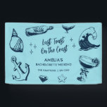 Laatste toast op de kust strand vrijgezellenfeest spandoek<br><div class="desc">Maak een plons op uw aanstaande vrijgezellenfeest met dit prachtige strand vrijgezellenfeest ontwerp. Of u nu een strandreis, een meisjesvakantie of een verloving voor beste vrienden viert, dit aangepaste strandvrijgezellenfeestontwerp is de perfecte aanvulling op uw onvergetelijke uitje. Voeg een persoonlijk tintje toe aan uw vrijgezellenfeestdecoratie met aangepaste naam, locatie en...</div>