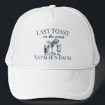 Laatste toast op de kust strand vrijgezellenfeest trucker pet<br><div class="desc">Maak je klaar voor de ultieme Last Toast On The Coast Beach Bachelorette Party met onze stijlvolle Trucker Hat. Perfect voor de cocktail social club vibe, dit pet is een must-have accessoire voor uw luxe vrijgezellenfeest. Met de zin "Last Toast On The Coast" voegt het een vleugje klasse toe aan...</div>