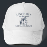 Laatste toast op de kust strand vrijgezellenfeest trucker pet<br><div class="desc">Maak je klaar voor de ultieme Last Toast On The Coast Beach Bachelorette Party met onze stijlvolle Trucker Hat. Perfect voor de cocktail social club vibe, dit pet is een must-have accessoire voor uw luxe vrijgezellenfeest. Met de zin "Last Toast On The Coast" voegt het een vleugje klasse toe aan...</div>