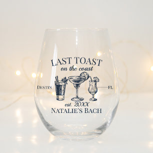 Laatste toast op de kust strand vrijgezellenfeest wijnglas zonder voet